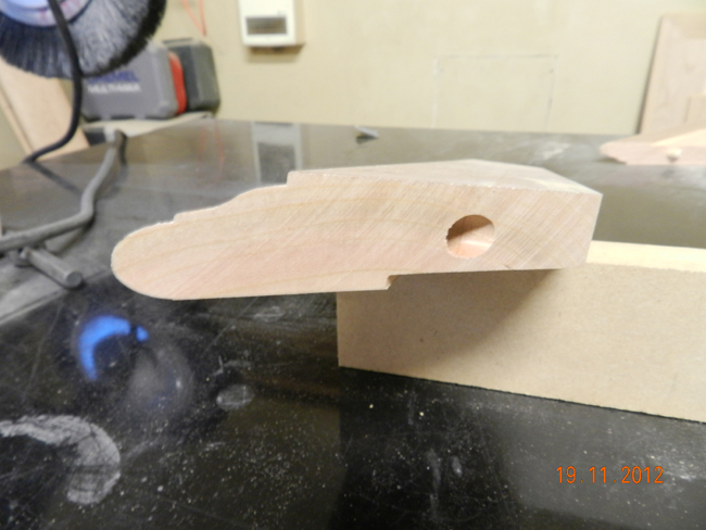 Recess_on_underside_of_miter_top_for diy_hall_table_top_to_overlap_lower_framework