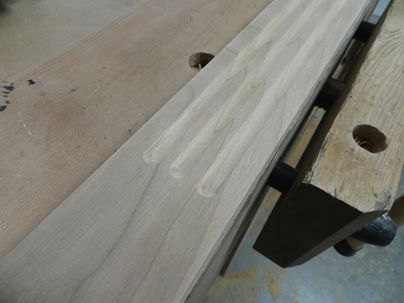 bookcase-frame-vertical-decorated-with-three-flutes